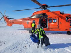 Helikopteret med forskergruppa ankommet isbreen. Foto: Norsk Polarinstitutt