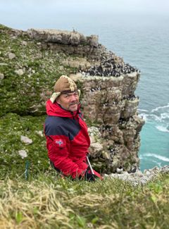 Sjøfuglforsker Hallvard Strøm i arbeid i fuglefjellene på Bjørnøya. Foto: Ann Kristin Balto / Norsk Polarinstitutt