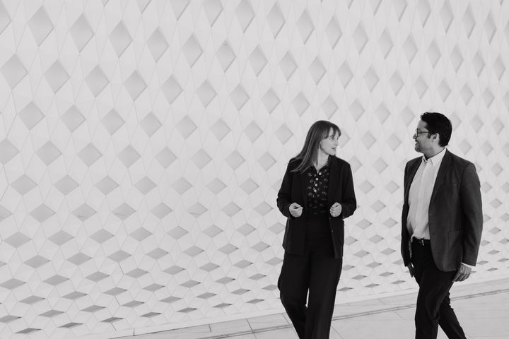 –Jeg var musikalsk utøver i den veldig smale sjangeren, kristen metallmusikk, forteller Daniel Kjørberg Siraj (t.h.) om sin korte karriere i kulturlivet. Talent Norges direktør Silje Riise Næss (t.v.) ønsker den nye styrelederen velkommen tilbake til kultursektoren.
