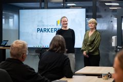 Styreleder Marie Jacobsen Lauvås introduserte medarbeiderne i Trondheim Parkering AS for sin nye leder. Hege Elizabeth Dahle tiltrer stillingen fra nyttår.