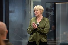 Hege Elizabeth Dahle gleder seg til å ta fatt på arbeidet som daglig leder for Trondheim Parkering AS. Onsdag 21. oktober deltok hun på et internt allmøte og fikk møte medarbeiderene.
