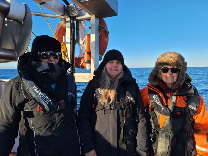 Januar 2026 var noen fra aksjonsgruppa ute i området der vraket av U-864 ligg. Fra venstre Jorunn Krossøy, Mona Karin Vaktskjold, Tine Mangerøy