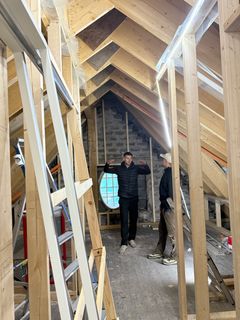 Emil Harloff og hotelleier Bjørn Thomas Romsøe på byggeplassen