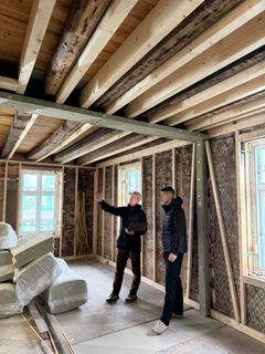 Emil Harloff og hotelleier Bjørn Thomas Romsøe på byggeplassen