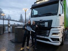 Frode Tørvik fra MAN Truck & Bus overleverer nøklene til Jotras første elektriske lastebil.