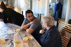 Samtalen fortsatte over måltid på Gjesvær.