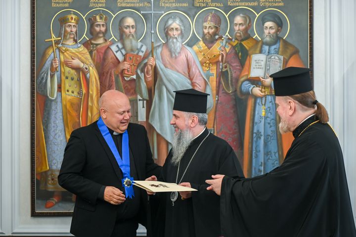 Metropolitt Epiphaniy og Metropolitt Yevstratiy tildeler Generalsekretær Henrik Erhard Hermansen Erkeengelen Mikaels orden av 2. grad. En ærefull utmerkelse innen den ortodokse kirken i Ukraina.