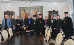 Delegasjonen fra Norges Kristne Råd i møte med den ukrainsk ortodokse kirkes hovedkontor. Fra venstre: Sten Sørensen (styreleder i Baptistkirken Norge), Øyvind Haraldseid (Bibelselskapet), Pater Pål Bratbak (den katolske kirke), Harald Hegstad (Leder i Kirkerådet, Den norske kirke), Henrik Erhard Hermansen (Norges Kristne Råd), Metropolitt Epiphaniy, Metropolitt Yevstratiy, Biskop Herborg Oline Finnset (Den norske kirke), Øistein Gjerme (Nasjonalleder Pinsebevegelsen), Anatoliy Rachynets (generalsekretær Bibelselskapet i Ukraina) og prost Sergiy Berezhnoy.