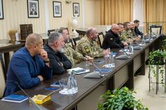 Representanter for den militære feltpresttjenesten i Ukrainas væpnede styrker og det tverrkirkelige rådet for militær sjelesorg ved Ukrainas forsvarsdepartement i møte med delegasjonen fra Norges Kristne Råd. Møtet fant sted i lokalene til Det ukrainske bibelselskapet.