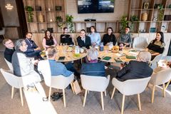 Delegasjonen fra Norges Kristne Råd i samtale med ansatte ved Trauma Healing Institute i Kiev, 7.oktober 2026.