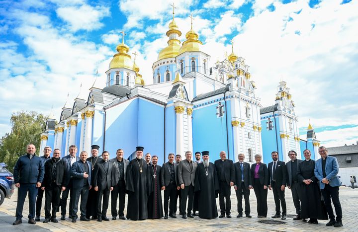 Delegasjonen fra Norges Kristne Råd og Det allukrainske rådet for kirker og religiøse organisassjoner (UCCRO) foran St. Michaels katedralen i Kiev (også kalt St.Michaels gylne kuppel-kloster).