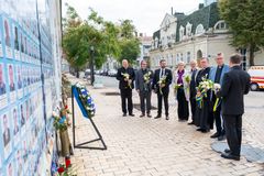 Blomsternedleggelse ved minnevegg for falne soldater Fra venstre: Henrik Erhard Hermansen (Norges Kristne Råd), Øyvind Haraldseid (Bibelselskapet), Øistein Gjerme (Nasjonalleder Pinsebevegelsen), Biskop Herborg Oline Finnset (Den norske kirke), Harald Hegstad (Leder i Kirkerådet, Den norske kirke), Pater Pål Bratbak (den katolske kirke), Sten Sørensen (styreleder i Baptistkirken Norge), Anatoliy Rachynets (generalsekretær Bibelselskapet i Ukraina).