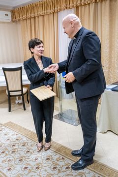 Generalsekretær Henrik Erhard Hermansen i Norges Kristne Råd overrekker en norsk treplate ingravert med velsignelsen til Oleana Kovalska, visestabssjefen ved presidentens kontor, 7.oktober 2026.