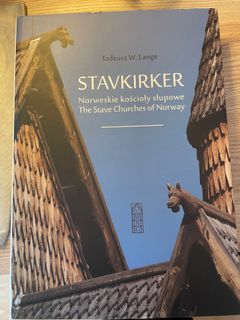 Norske stavkirker på Polsk: Polsk interesse for norske religiøse tradisjoner viste seg blant annet i en polsk bok om norske stavkirker.
