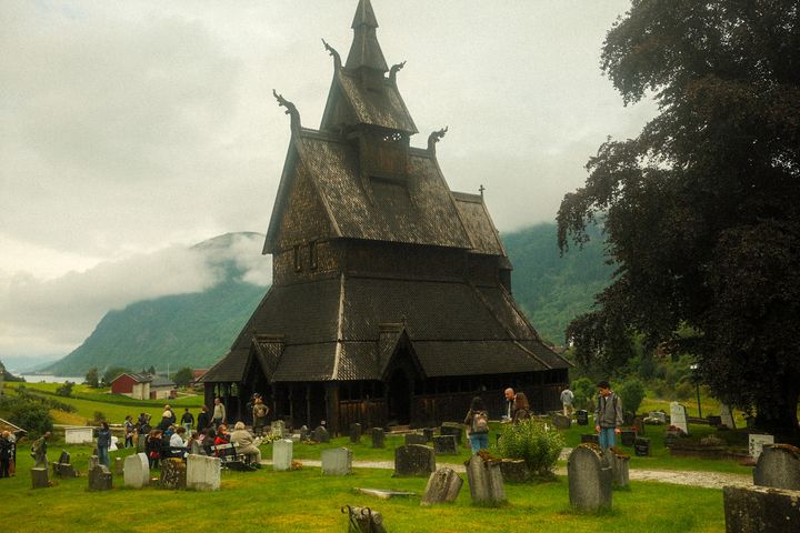 Hopperstad stavkirke er en attraksjon i Vik i Sogn. Museumstilskuddet på 5,6, mill over Statsbudsjettet brukes blant annet til å utvikle formidlingen av kulturminnet og historien - til glede for tusenvis av turister hvert år
