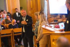 Skipresident Roger Finjord med Kajsa Vickhoff Lie og Ragnhild Mowinkel