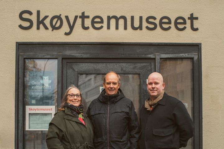 Hilde Mortvedt, medlem i arbeidsgruppen for reaktivering av Skøytemuseet, styreleder for Eckbos Legat, Espen Amundsen, og styreleder for Skøytemuseet, Elias Christensen, foran inngangen til Skøytemuseet på Frogner stadion, Middelthuns gate 26, i Oslo. Foto: Ingar Sætre