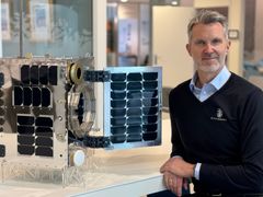 En modell av Norsat-4 i faktisk størrelse sammen med kystdirektør Einar Vik Arset