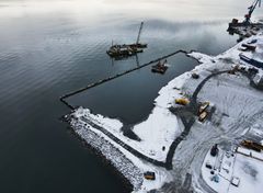 Vest Betong AS under mudringsarbeidet for ny dypvannskai ved Langneset, for å øke godskapasiteten og styrke næringsutviklingen i regionen.