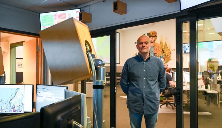 Erling Holmslet, leder av teknisk senter Telenor Kystradio. Han står åpningen i glassdøra mellom HRS og nåværende Telenor Kystradio.