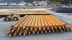 Store stålrørspeler rammes ned til fjell og fylles med armering og betong – selve fundamentet for den nye dypvannskaia.