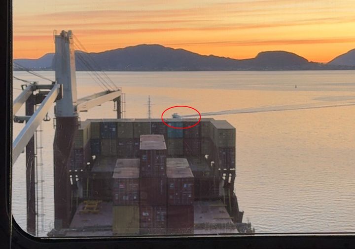 Fritidsfartøy krysser foran lasteskip.