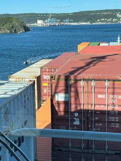 Småbåt krysser storts fartøy i Oslofjorden