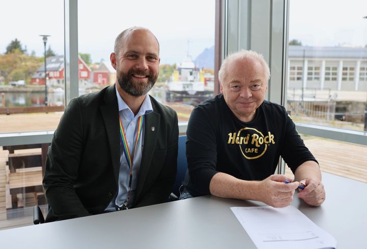 Kontrakten signeres: Jostein Moe, leder for utbyggingsavdelingen i Kystverket (t.v.) og Morten Jørgensen, daglig leder i Norvald Jørgensen (t.h.), markerer starten på utdypingsarbeidet i Husøy fiskerihavn.