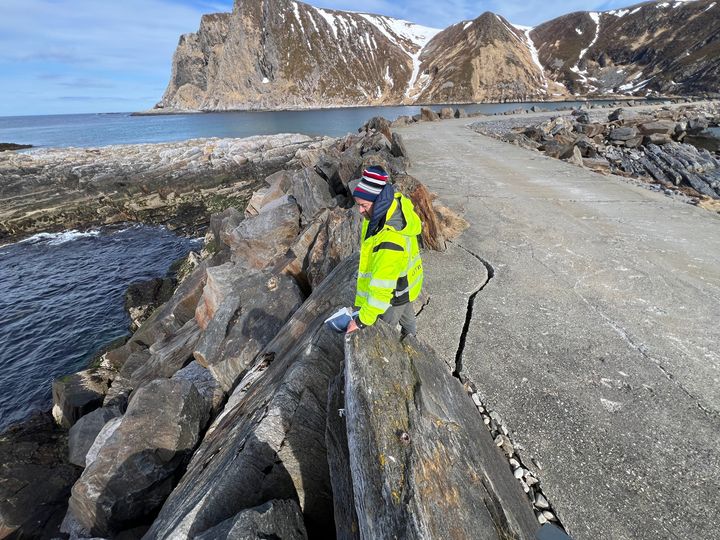 Befaring av Sørvær hovedmolo, der det er registrert skader i dekkblokklag og betongdekker.