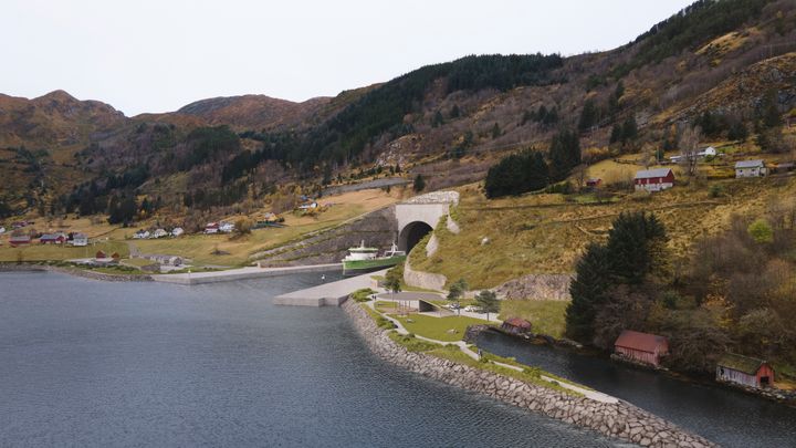 Etter litt politisk drakamp er det klart at Kystverket skal fullføre anbudsprosessen for skipstunnelen. Her fra tunnelåpningen i Kjøde.
