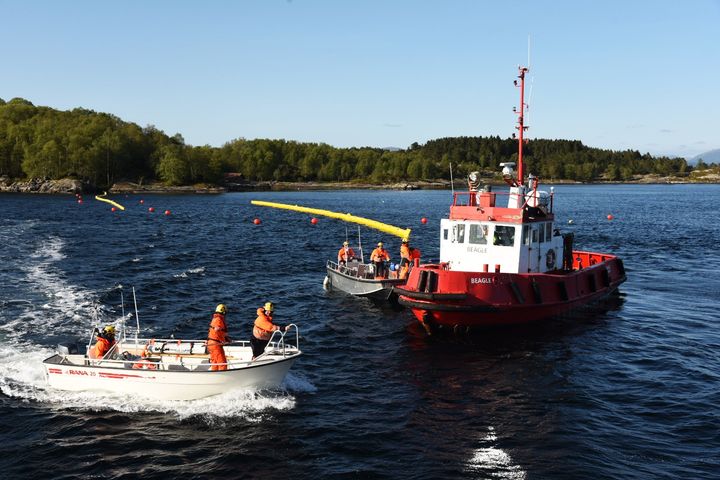 To båter fra FKB-styrkene deltar i en øvelse på vannet nær Bergen, med folk i oransje drakter om bord.