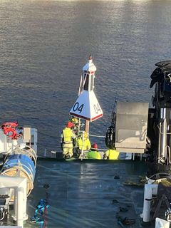 Montering av det nye sjømerket, av typen HIB (lanterne med indirekte belysning) som både har fått oppgradert design og ny teknologi. Foto: Jan Magne Dyb / Kystverket