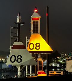 Den gamle typen til venstre, og den nye prototypen til høgre. Foto: Per Erik Ose / Kystverket