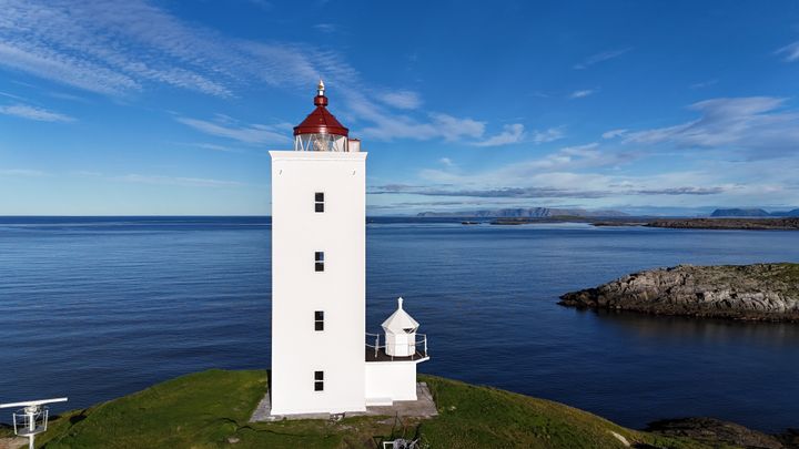 Fruholmen fyr i Finnmark stråler om kapp med sola etter fjorårets renovering – og nå er Norges nordligste fyr klart for utleie, som ett av seks fyrstasjoner Kystverket nå søker leietakere til.