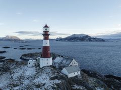 Ytterøyane fyrstasjon i vinterdrakt. Dette fyret finner du på Vestlandet, i Kinn kommune.