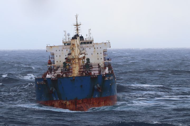 LMZ Pluto ligger uten maskinkraft rundt 65. breddegrad. Kystvaktskipet KV Jarl ligger i nærheten.