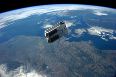 Slik vil det se ut når AISSat-4 er i tjeneste for norsk havovervåkning i verdensrommet