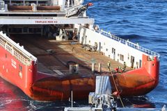 Her jobber bergingsmannskapene med å overføre slepet fra KV Jarl til Sea1Ruby.