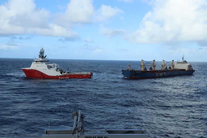 Mandag ble slepet overført fra Kystvaktens KV Jarl til Sea1 Ruby, som er engasjert av rederiet.