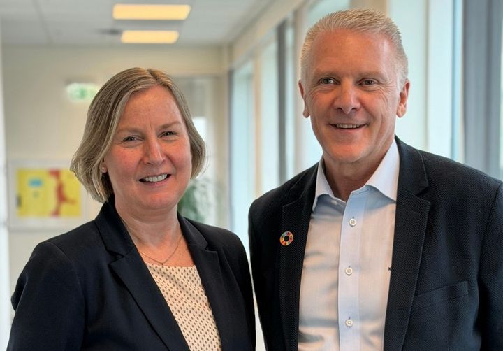 Tidligere leder i DSB Elisabeth Aarsæther starter i ny jobb som spesialrådgiver for samfunnssikkerhet og beredskap i Kystverket, her med fungerende kystdirektør Per Jan Osdal.