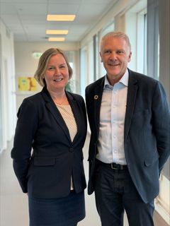 Tidligere leder i DSB Elisabeth Aarsæther starter i ny jobb som spesialrådgiver for samfunnssikkerhet og beredskap i Kystverket, her med fungerende kystdirektør Per Jan Osdal.