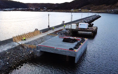 Arbeidet med den nye allmenningskaia i Kvalsund hamn har gått over seks månader og omfattar mellom anna nytt kaianlegg, betre fortøyingsmoglegheiter og tilgang til landstraum.