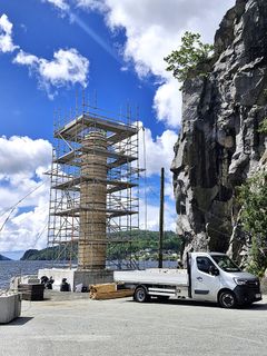 Her bygges fundamentet til det nye sjømerket i Ullerøysundet. Den prefabrikkerte betongkonstruksjonen skal senere fraktes ut og løftes på plass i sjøen.