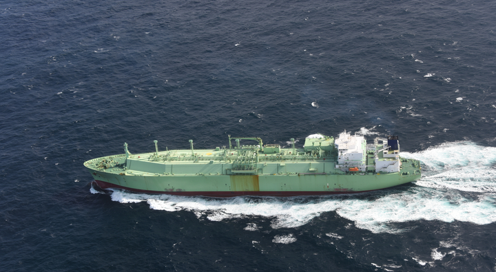 LNG-tanker, Arctic Metagaz, seiler på åpent hav.
