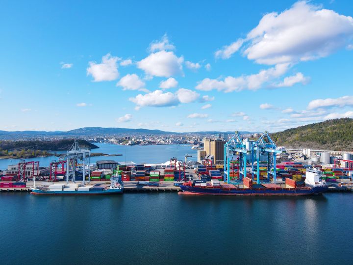 Oslo havn ved Sjursøya med containere og kraner langs vannkanten.