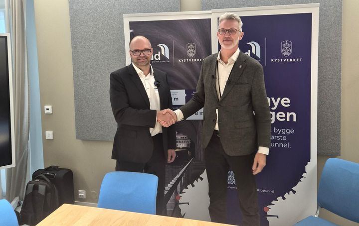 Kystdirektør Einar Vik Arset (t.h.) og direktør i AF Anlegg, Ivar Galaaen, signerte i dag kontrakten om bygging av Stad skipstunnel.