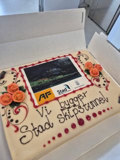 Som seg hør og bør ble det feiret med kake. Kakefeiringer har det vært mange av i sammanheng med Skipstunnelen, men nå blir det endelig tunnel!