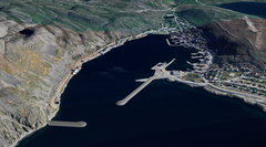 3D-illustrasjon av en havn i en bukt omgitt av fjell, med en bygd langs kysten og to moloer som strekker seg ut i vannet.