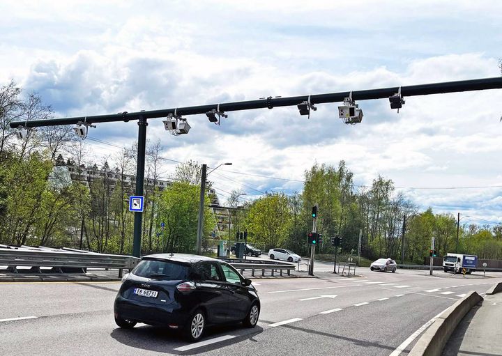 Det er en motsigelse mellom byenes behov for penger til kollektivtransport, sykkelveier og veier, og elbilmålene Norge har satt. Det er på høy tid å skrote bompengesystemet. (Foto: NAF)
