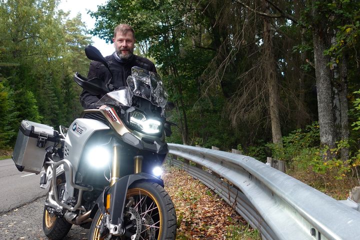 - Høsten er nydelig på motorsykkel, men det gjelder å se opp for de mange høstfellene som møter deg som motorsyklist i tiden vi nå har foran oss, sier Jan Harry Svendsen som er leder for NAF MC.